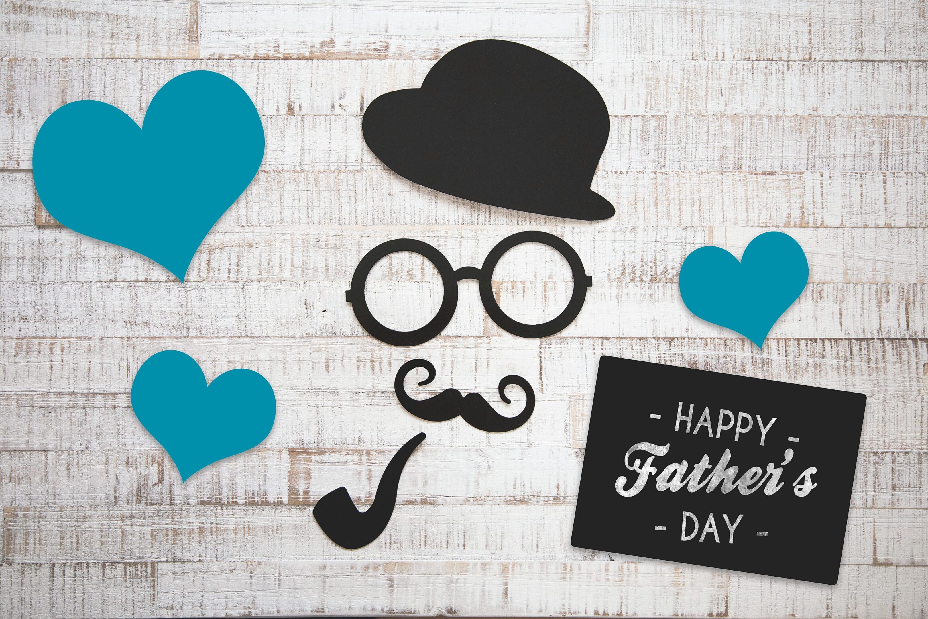 Father's Day decorations with hat, glasses, mustache, pipe, and hearts.